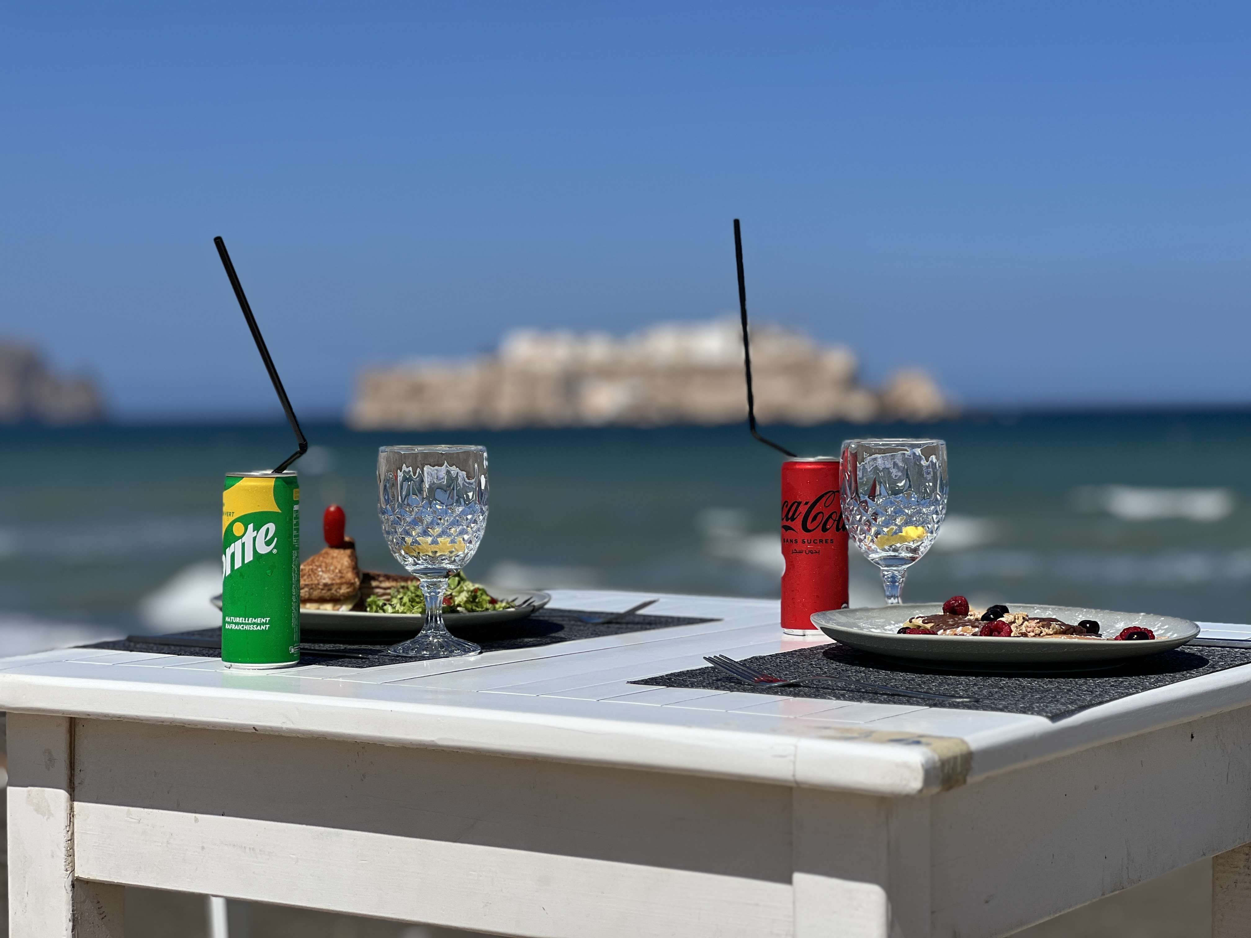 Drankjes aan het strand in Al Hoceima
